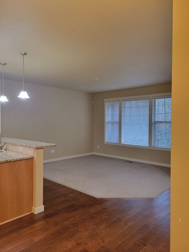 Building Photo - Beautiful Townhome in perfect location, only minutes from I-5