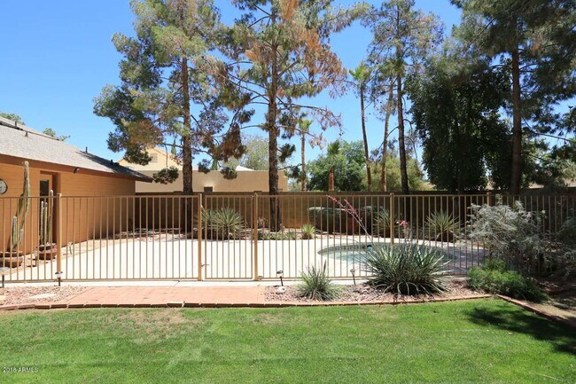 Building Photo - 5109 E Kathleen Rd