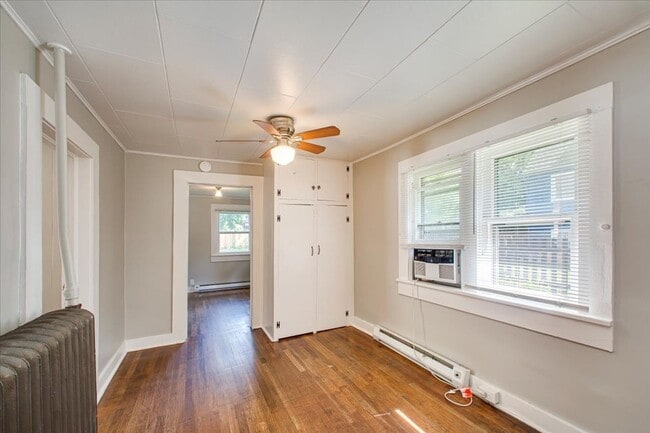 Building Photo - Adorable Guest Cottage in the North End!