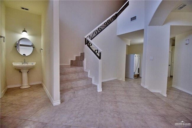 Building Photo - 1104 Rio Balsas St