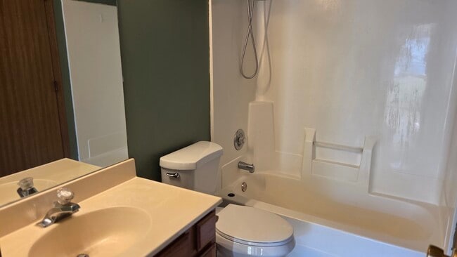 Building Photo - 427 Village Creek Dr