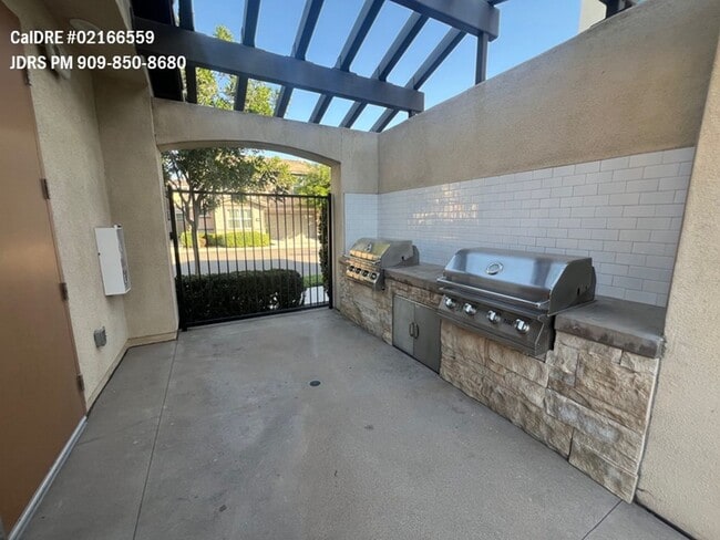 Building Photo - Price Lowered! Chino 4 Bedroom Condo