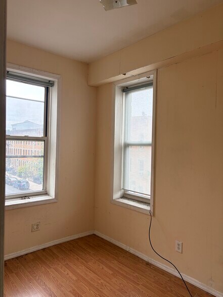 Building Photo - 623 Wilson Ave