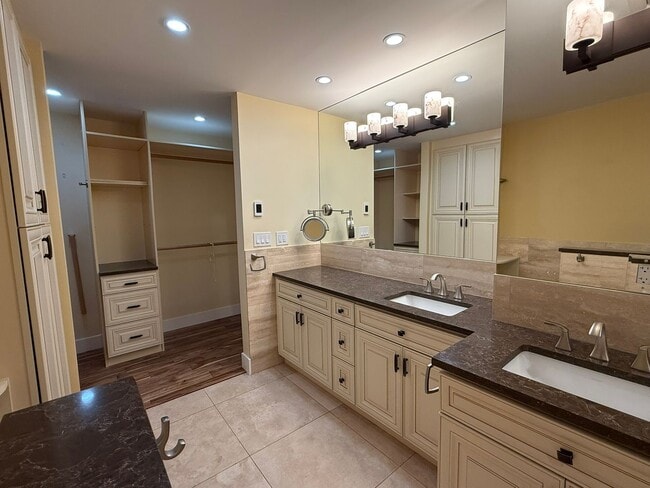 Building Photo - 2Bd/2Ba Bellevue Condo