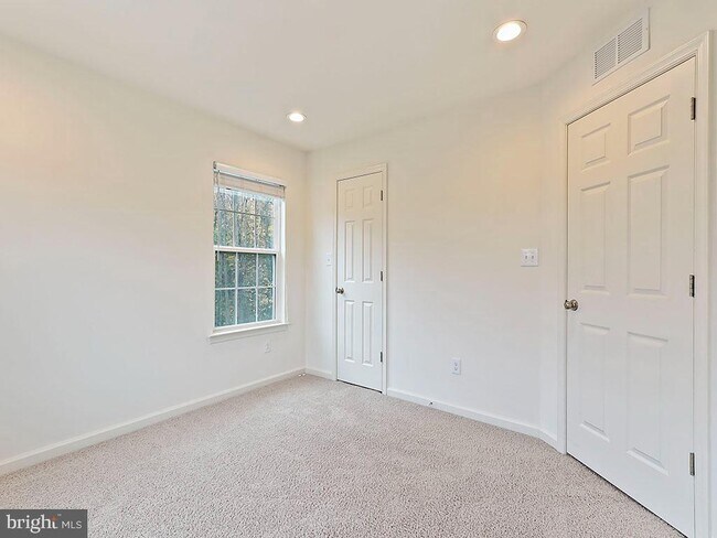 Building Photo - 523 Chestnut Ct