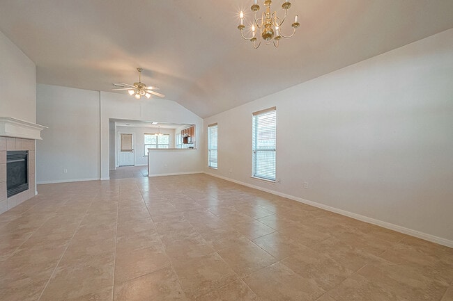 Building Photo - Spacious 3-Bedroom, 2-Bathroom Home with F...