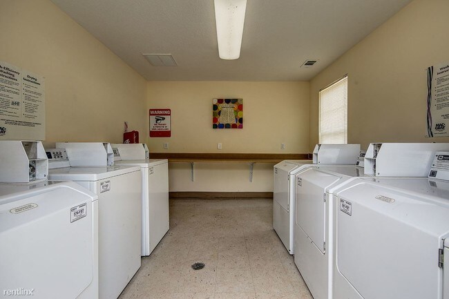 Building Photo - 4 br, 2.5 bath House - Oak Hollow