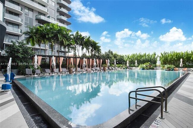 Building Photo - 121 NE 34th St