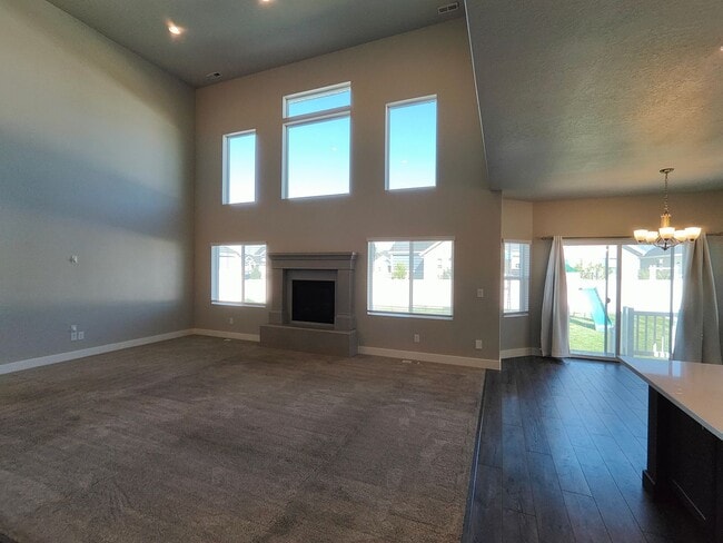 Building Photo - Spacious 6 Bed, 3.5 Bath Home in Clinton, UT