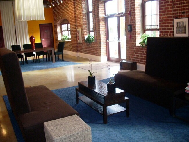 Building Photo - 1 BR / 1 BA Fabulous, One Bedroom in Manchester, Available June 1st!