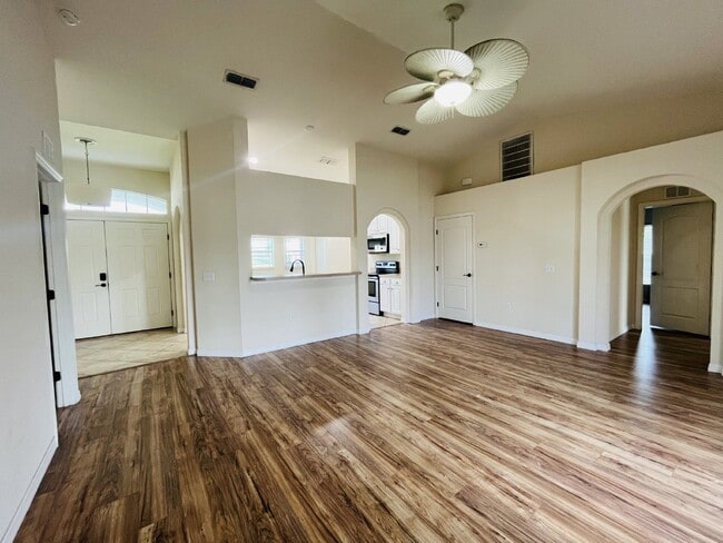 Building Photo - 3 Bedroom Single Family in South Lakeland ...