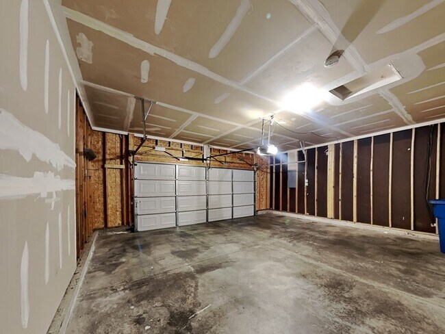 Building Photo - 3 bed 2 bath in Avon with privacy fence an...