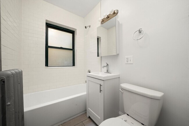 Building Photo - 2633 1/2 N Spaulding Ave