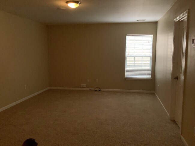 Building Photo - 11 Knoll Ridge Dr