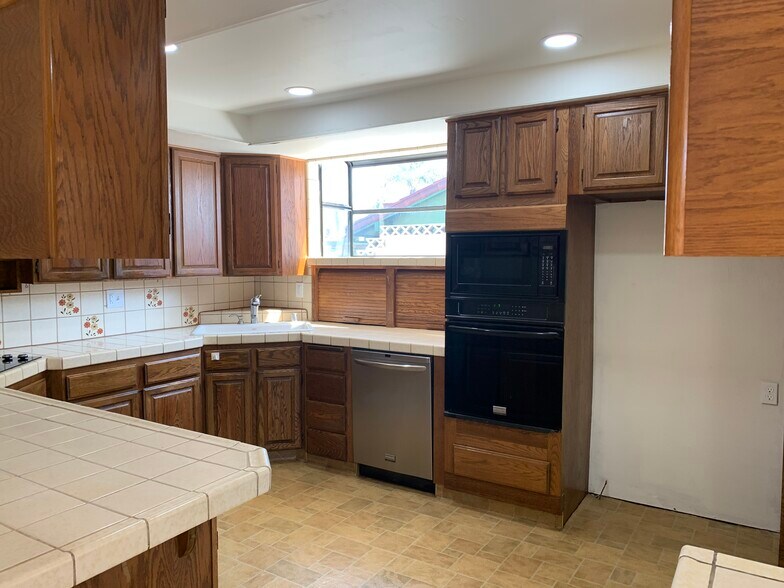 Building Photo - 2122 W 183rd St