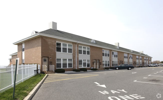Building Photo - University Bluffs