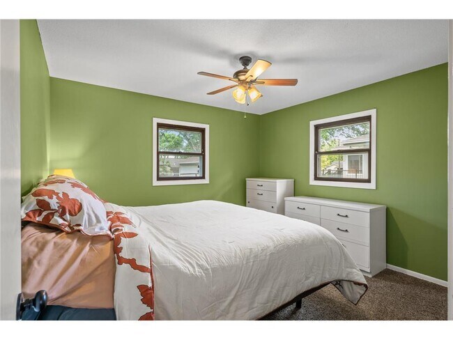 Building Photo - 9457 Saratoga Ln N