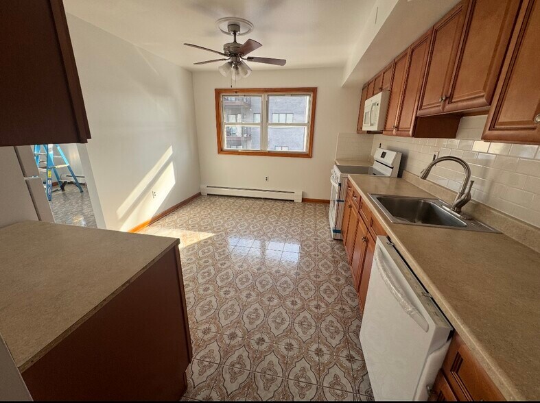 Building Photo - 208 6th St