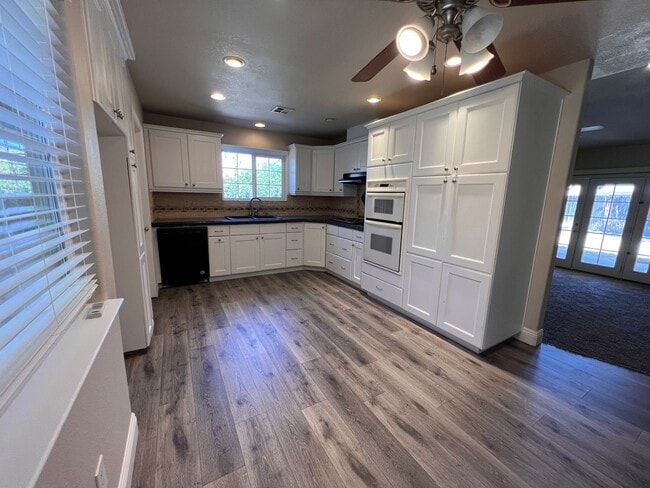 Building Photo - $2,195 Fowler & Shields, 3 Bedrooms - E Fe...