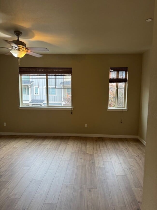 Building Photo - TOWNHOME/ 3 LEVELS W/ FENCED YARD AND GARA...