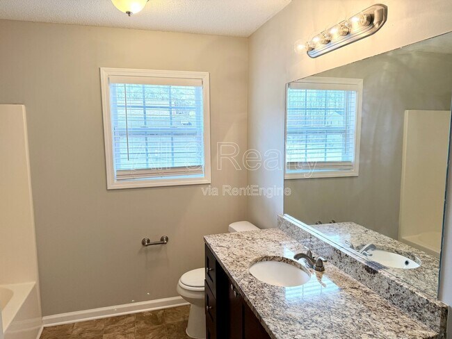 Building Photo - 753 Newport Dr