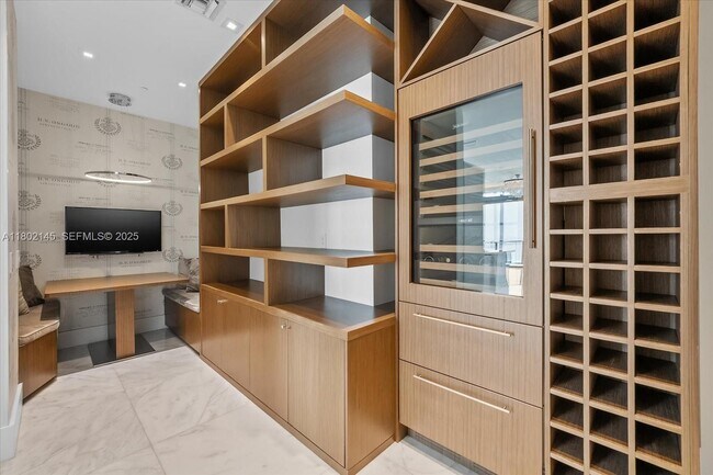 Building Photo - 460 NE 28th St