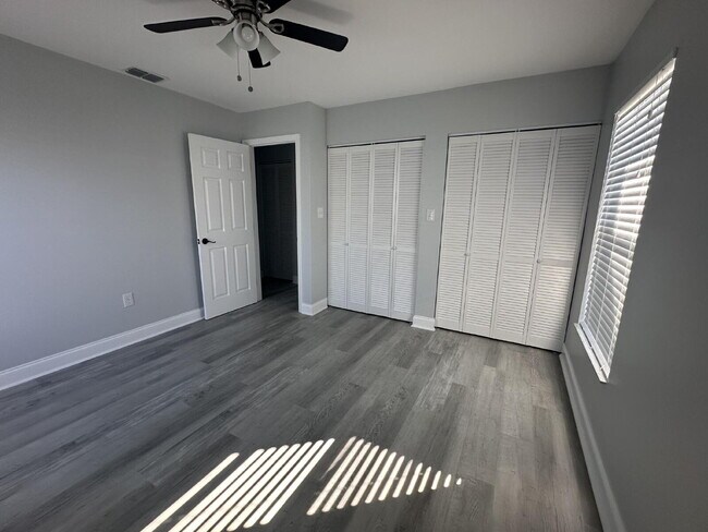 Building Photo - Charming 2-Bed, 2-Bath Retreat in Port Charlotte!