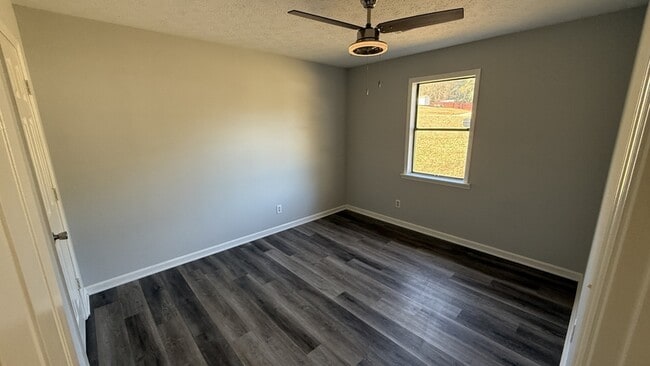 Building Photo - 110 Central Lake Dr