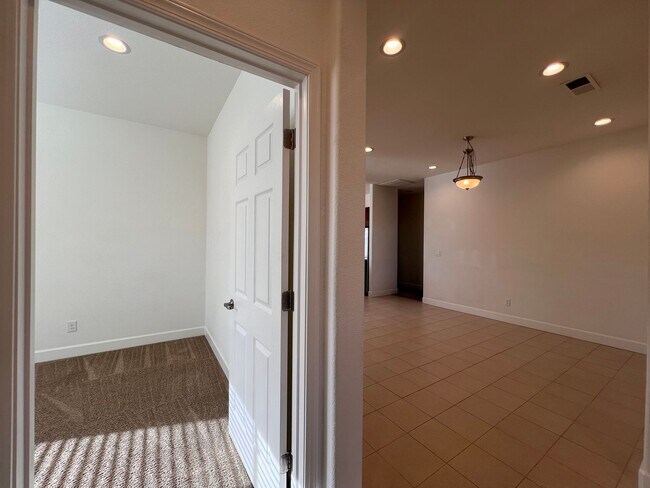 Building Photo - Spacious 3 bedroom home in Fernley