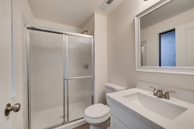 Building Photo - Beautifully Remodeled 4-Bedroom Home in Ke...