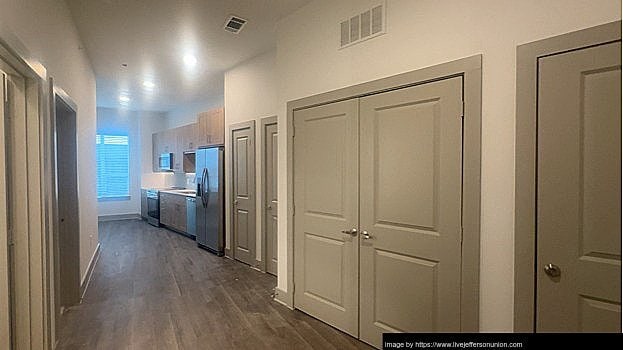 Building Photo - 4550 Windhaven Pkwy