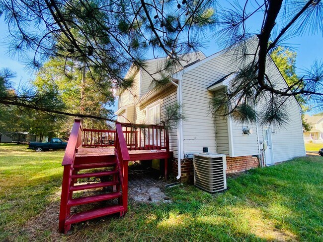 Building Photo - Beautiful and Spacious 3bdrm/2.5bth Home C...