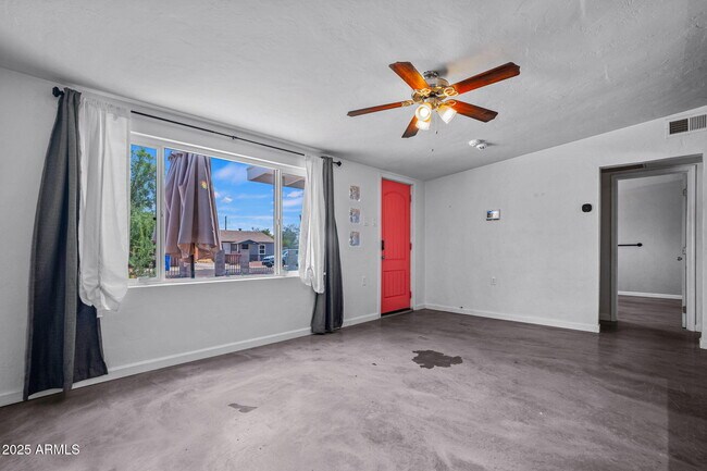 Building Photo - 1120 E Mission Ln
