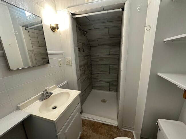 Building Photo - 416 Oak St- 4/5 Bedroom Duplex near WMU Ca...