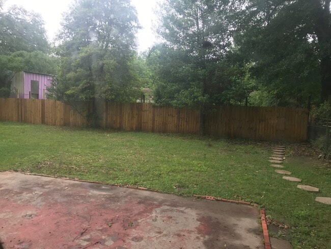 Building Photo - 3/2/2 Fenced yard , pet friendly