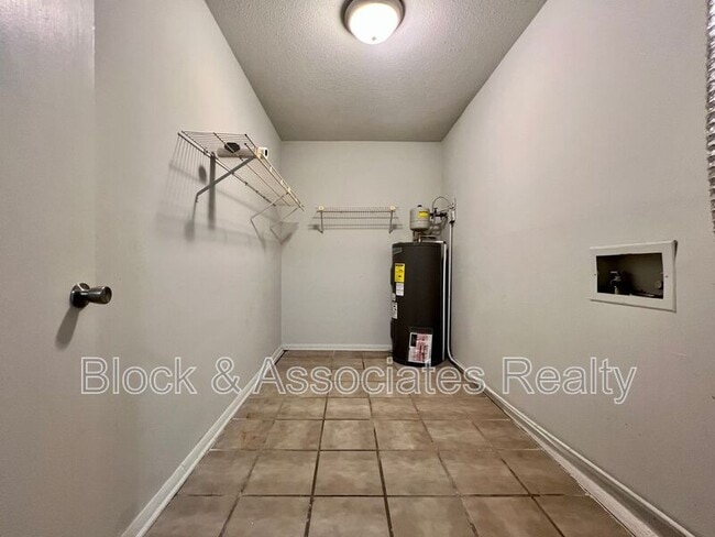 Building Photo - 2250 Sunderland Rd