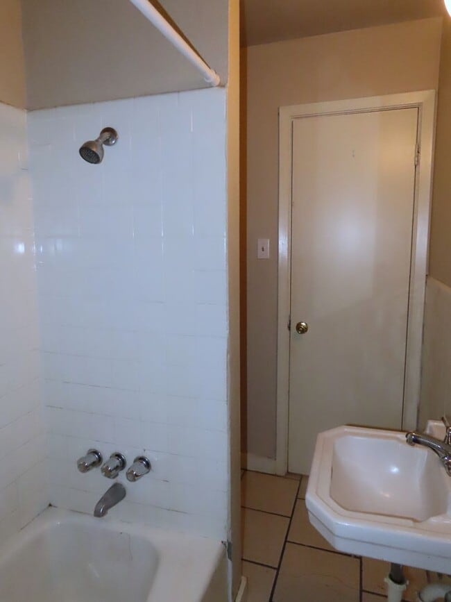 Building Photo - Cozy Two Bedroom One Bathroom Apartment, Texas College Area!