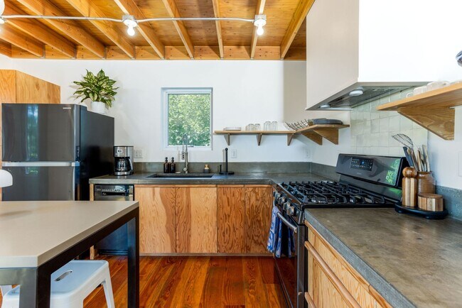 Building Photo - Furnished 2 Bed 2 Bath on Bend's Westside