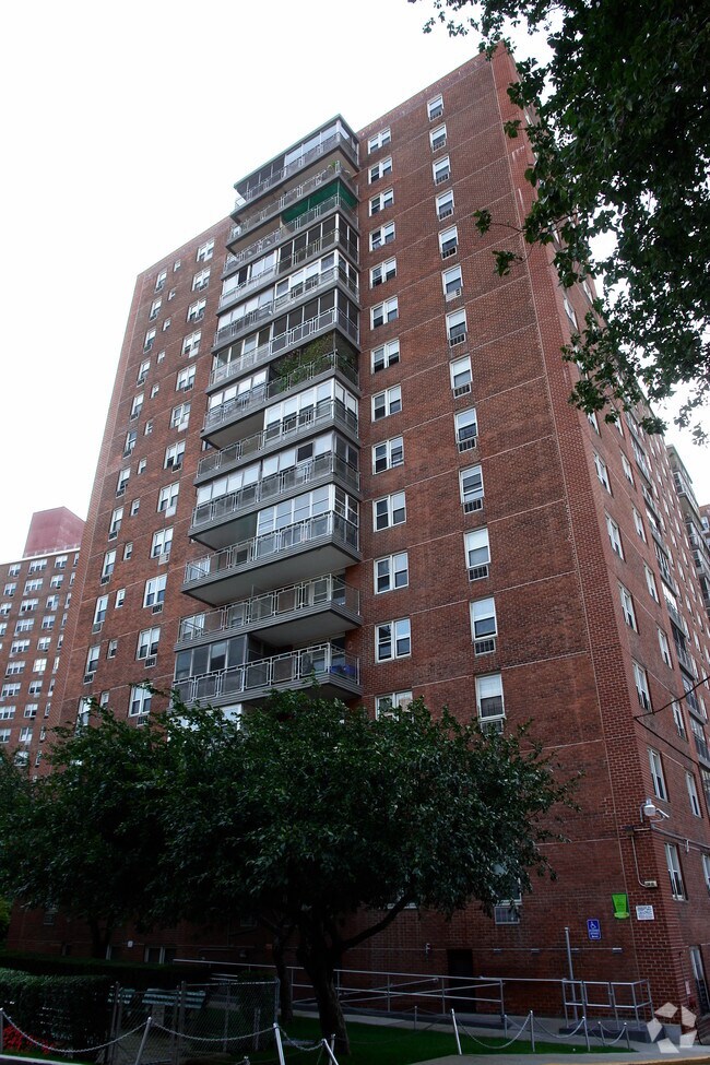 Carlyle Towers 13810 Franklin Ave Flushing NY 11355 Apartment Finder