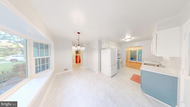 Building Photo - 1216 Downs Dr