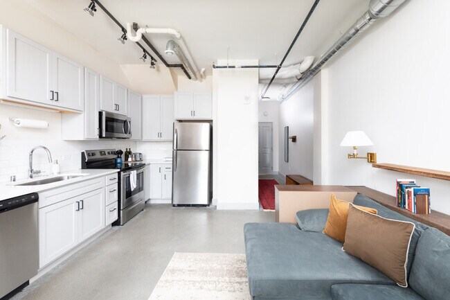 Building Photo - 1009 W Juneau Ave