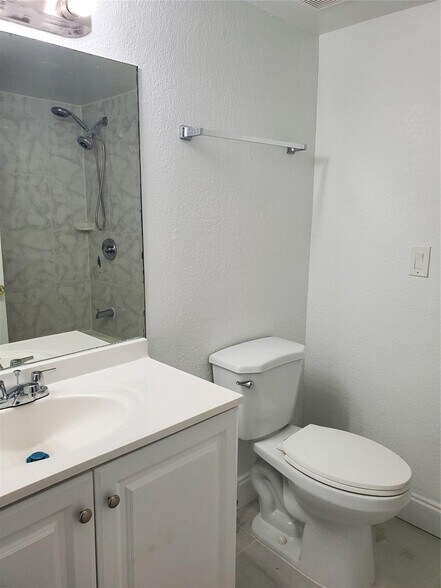 Building Photo - 4205 N University Dr
