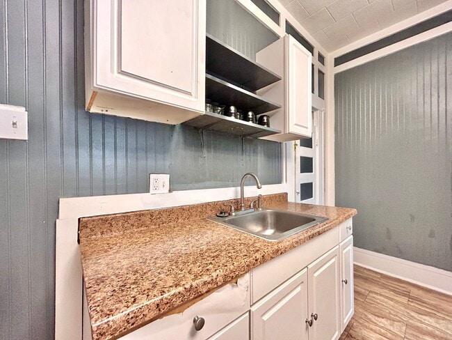 Building Photo - Inviting 2BR/1BA Single-Level Home with Po...