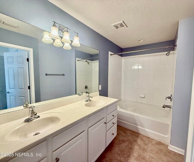 Building Photo - 6967 Roundleaf Dr