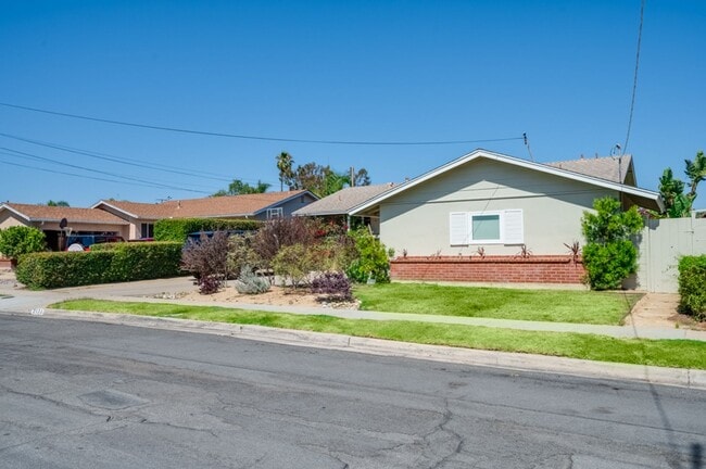 Building Photo - RARE! Lovely and Spacious Clairemont 4BD/2BA Home on Tecolote Canyon! - $5,995/mo!