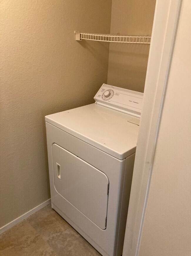 Building Photo - Gated community just minutes south of the strip, 2br/2bath, 2nd floor condo.