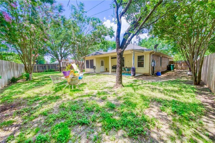 Building Photo - 301 Nicole Way