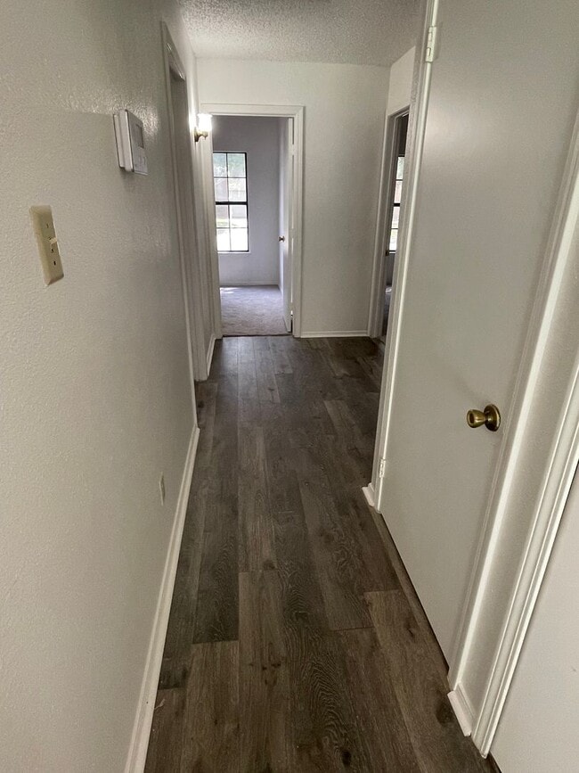Building Photo - 3 BEDROOM 2 BATH 2 CAR GARAGE
