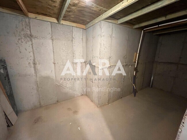 Building Photo - 909 Sagehill Dr