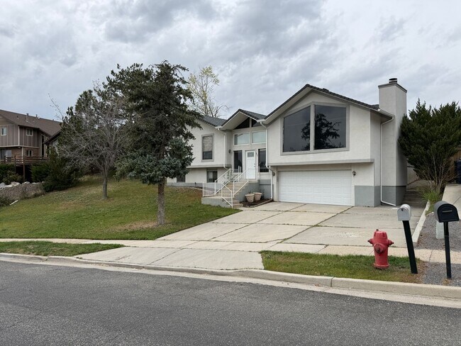 Building Photo - Large Five Bedroom Home, Sandy, 2500 sq ft, New Paint